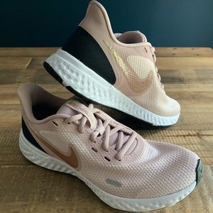 Women’s Nike Revolution Running Shoe. Size 7.
